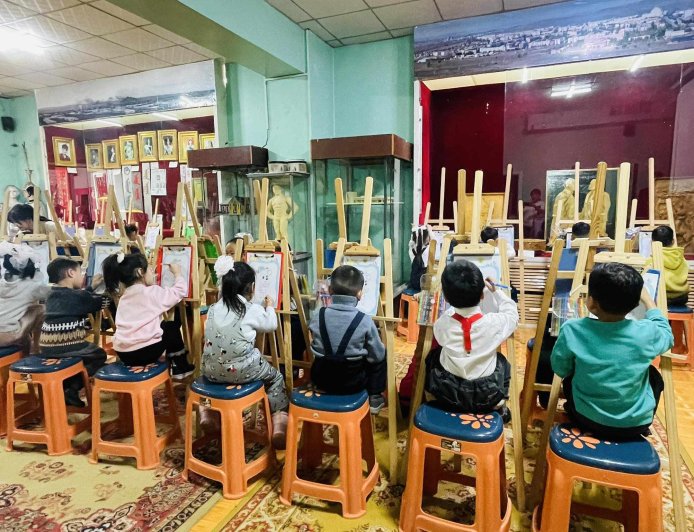 Музейн хөтөлбөрт хамрагдан Нада буга будав.